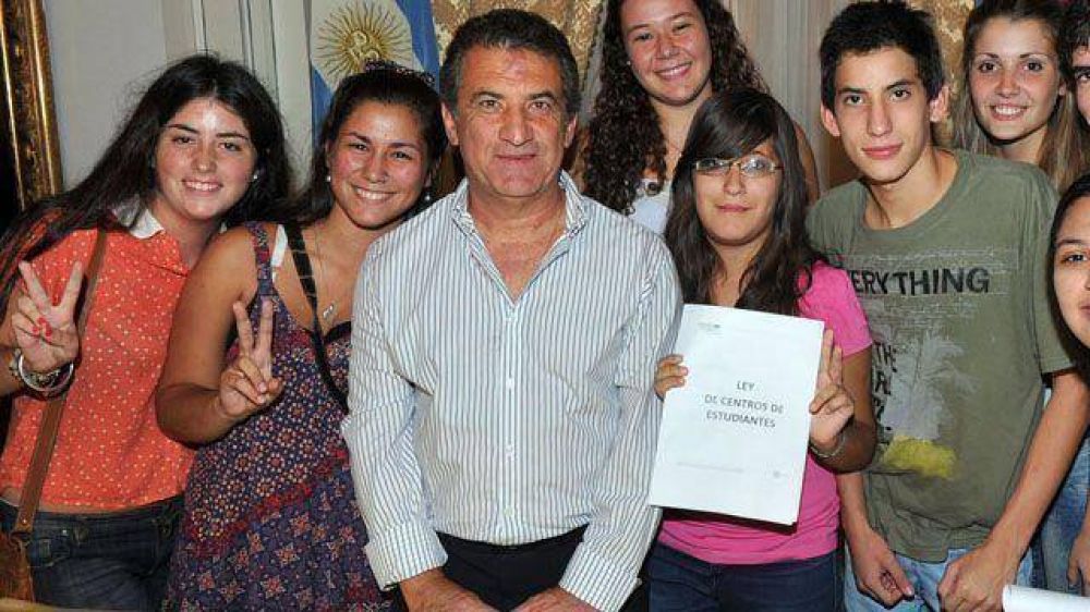 El gobierno sale a cautivar el voto secundario con una ley para Centros de Estudiantes	 