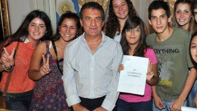 El gobierno sale a cautivar el voto secundario con una ley para Centros de Estudiantes	 