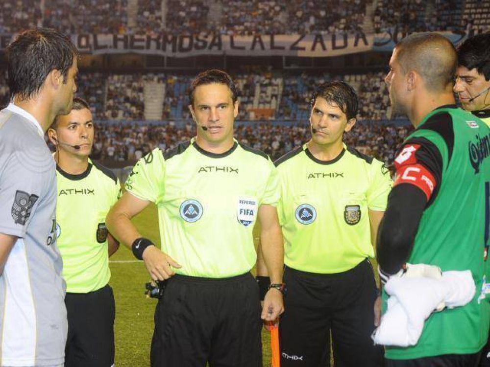Lan�s-Quilmes tendr� el arbitraje de Loustau