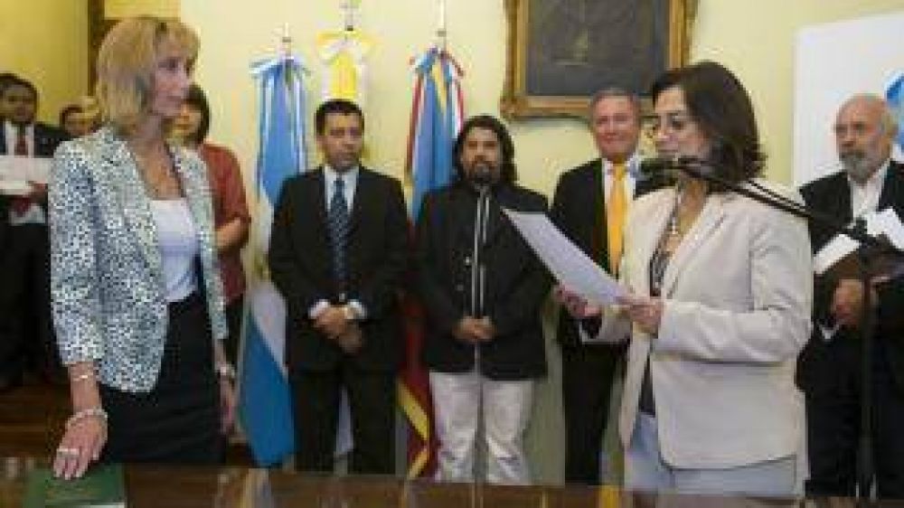 Corpacci tom� juramento a nuevos funcionarios de Educaci�n