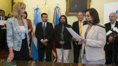 Corpacci tom� juramento a nuevos funcionarios de Educaci�n