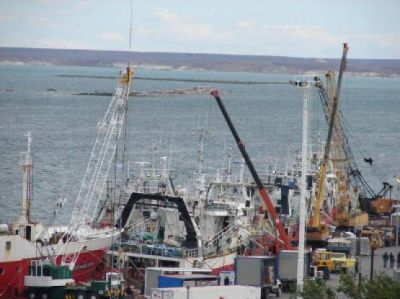 Marineros piden que la provincia interceda para que las empresas saquen los barcos
