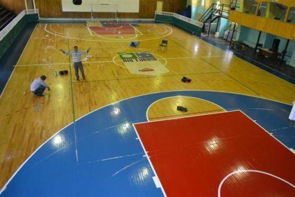 Pintan la cancha del Gimnasio Hugo Ger�z