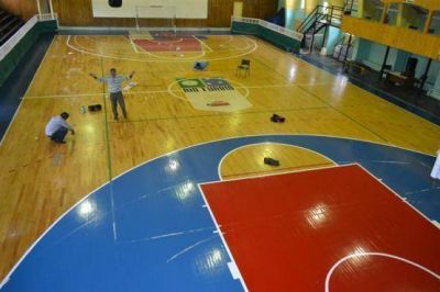 Pintan la cancha del Gimnasio Hugo Ger�z