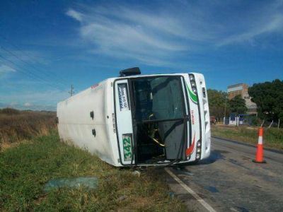 Volc� un colectivo y muri� un joven