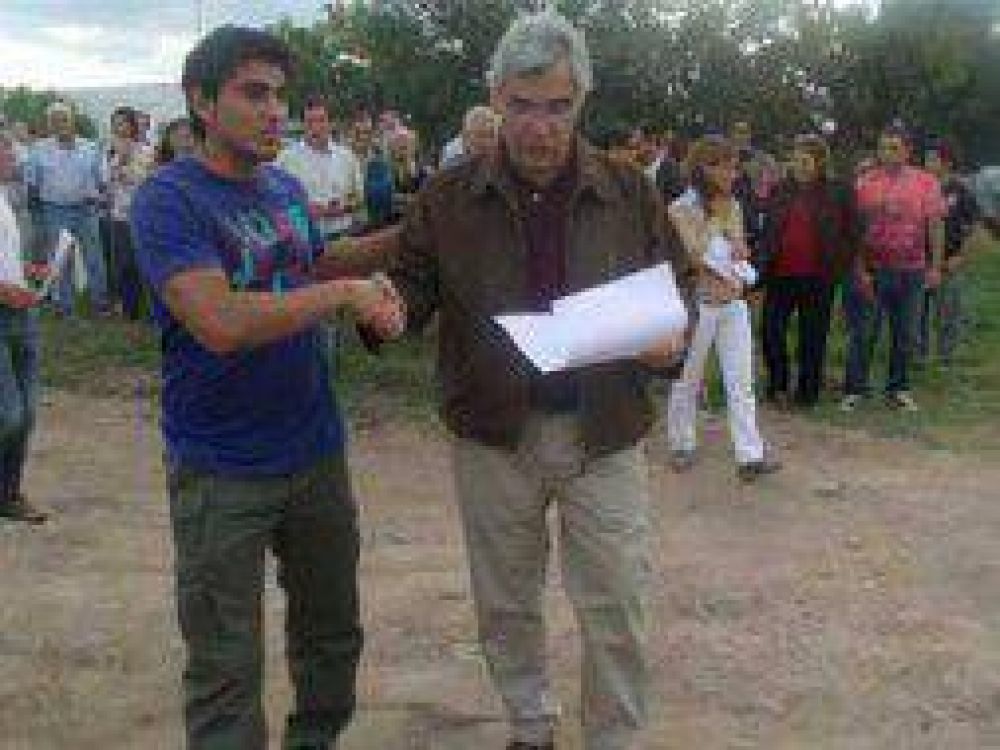 General Villegas: Intendente Alegre encabez� entrega de terrenos