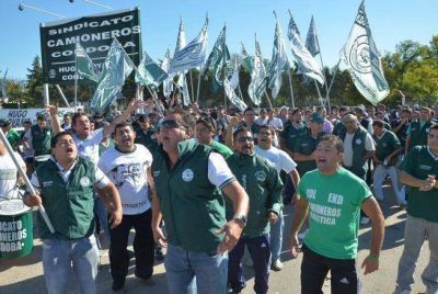 Los bloqueos de Camioneros ponen en riesgo la alianza entre De la Sota y Moyano
