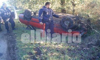 Roban un auto, atropellan a una joven, vuelcan y son detenidos