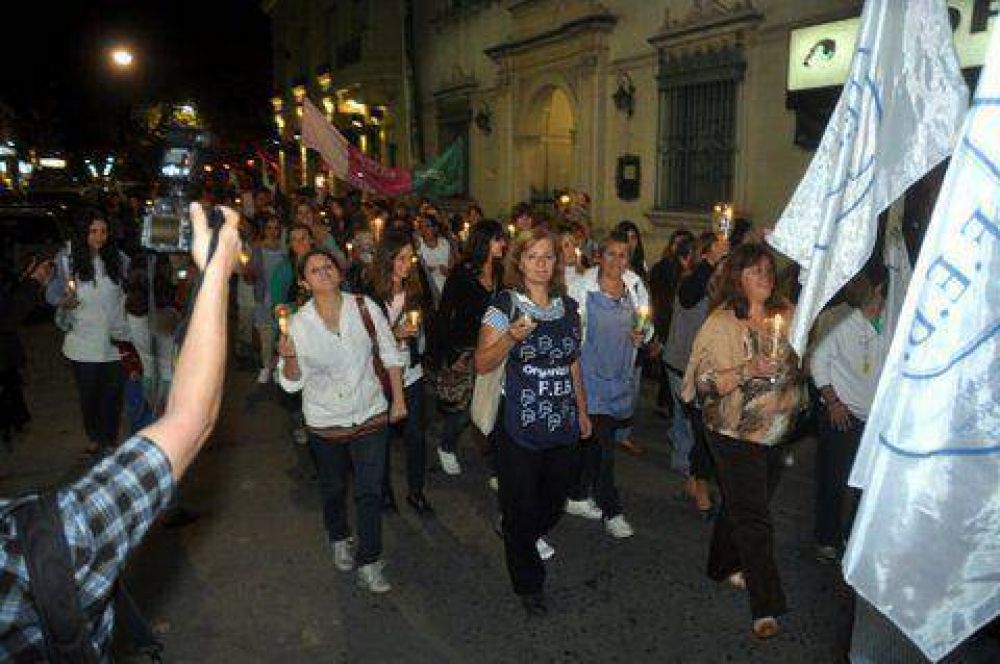 Los docentes marcharon por el centro con antorchas