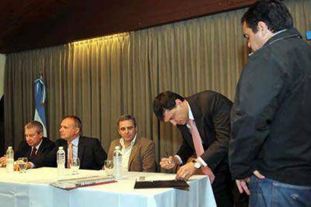 Buzzi firm� convenios para Comodoro y los cirujanos amenazan con judicializar su reclamo