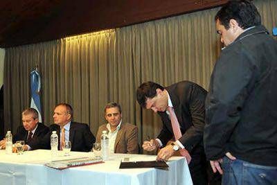 Buzzi firm� convenios para Comodoro y los cirujanos amenazan con judicializar su reclamo