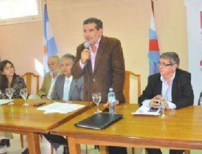 El Gobernador gestionar� otras 5 mil mejoras para viviendas