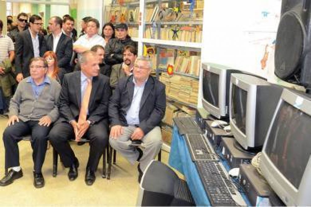 La Biblioteca del Barrio San Mart�n recibi� donaciones