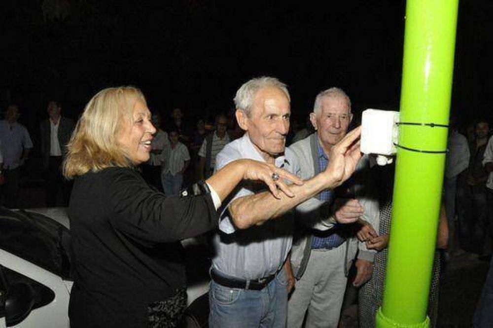 La Intendente Giroldi y los vecinos encabezaron el encendido de 48 nuevas luminarias en el casco urbano