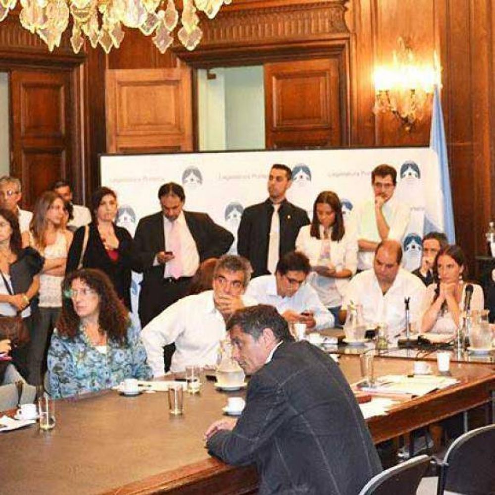 Regazzoni no dio respuestas concretas a los planteos de legisladores y docentes