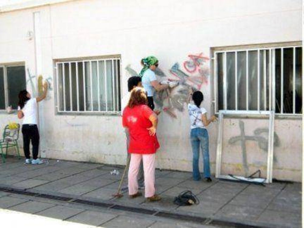 La sanci�n a tres estudiantes por pintadas en su escuela lleg� a la Justicia 