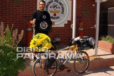 Pas� por A�atuya el docente que unir� Buenos Aires con Cuzco en bicicleta