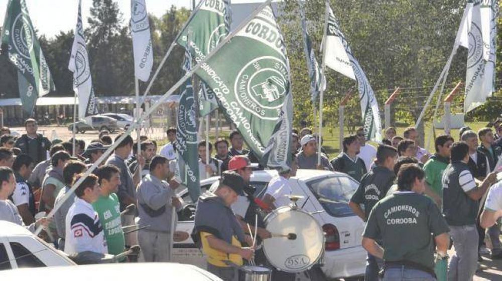 Camioneros ampl�an protesta y se aguarda actuaci�n policial