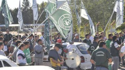 Camioneros ampl�an protesta y se aguarda actuaci�n policial