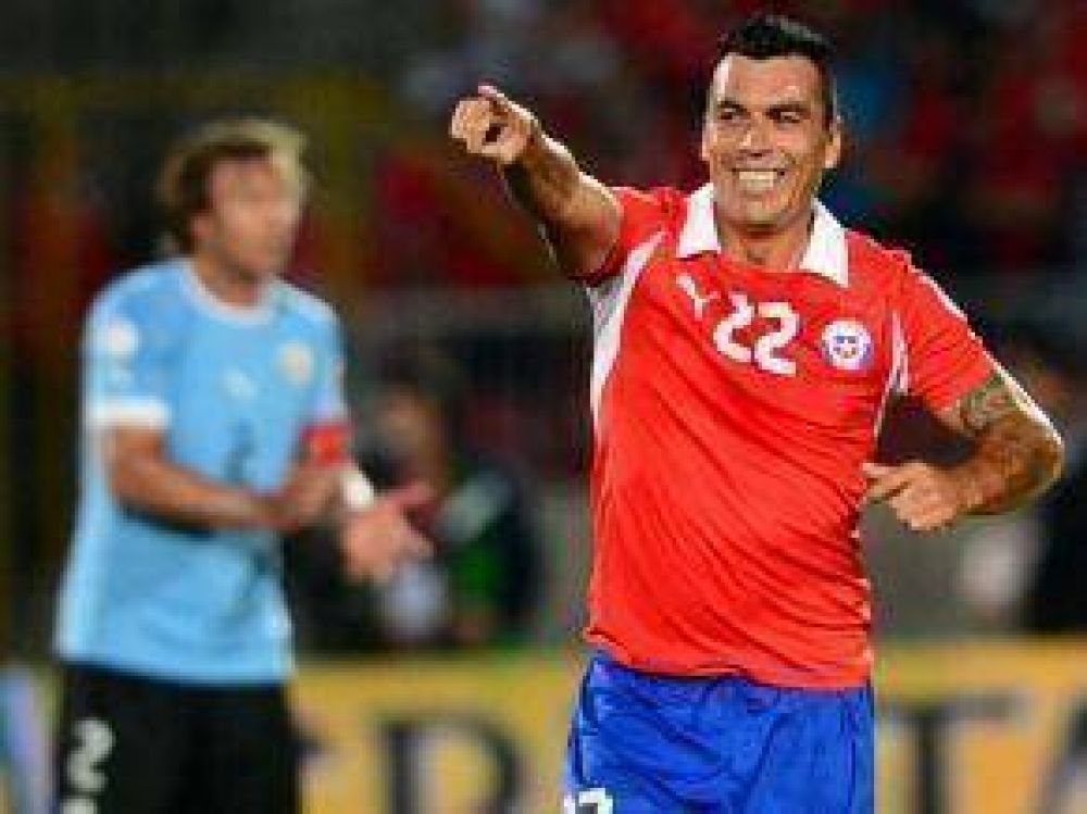 En Santiago, Chile derrot� a Uruguay en un duelo clave para ir a Brasil