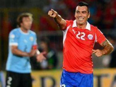 En Santiago, Chile derrot� a Uruguay en un duelo clave para ir a Brasil