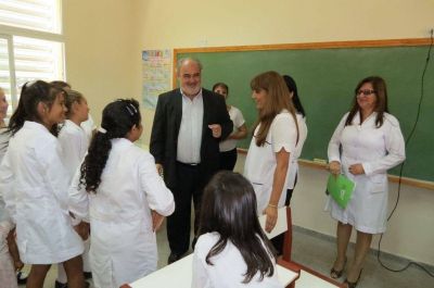 Respaldando el compromiso con la Educaci�n, el Gobernador inaugur� un nuevo edificio Escolar