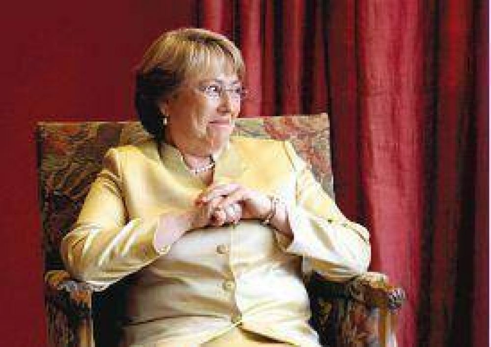Bachelet vuelve a Chile con todo el viento a favor
