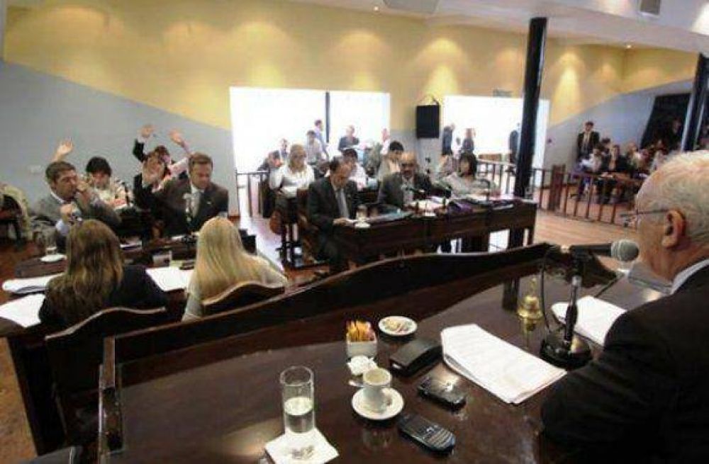 La legislatura sesiona para destrabar el conflicto docente