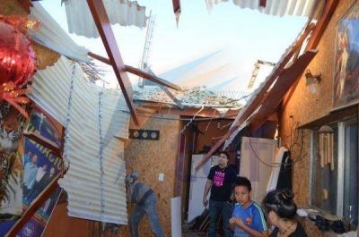 El viento tumb� una pared de bloques, que cay� sobre una casa vecina