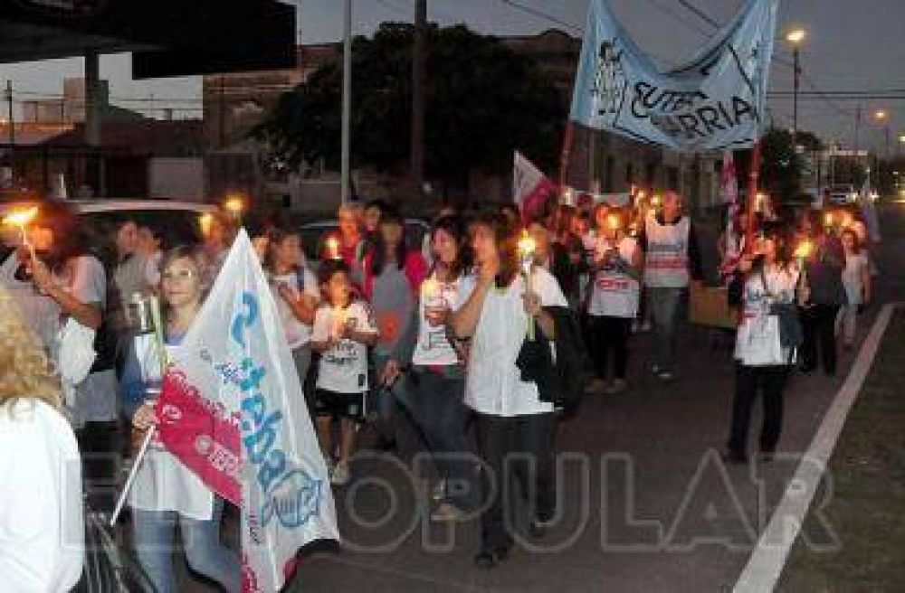Velas y cr�ticas del Frente Gremial "en defensa de la escuela"