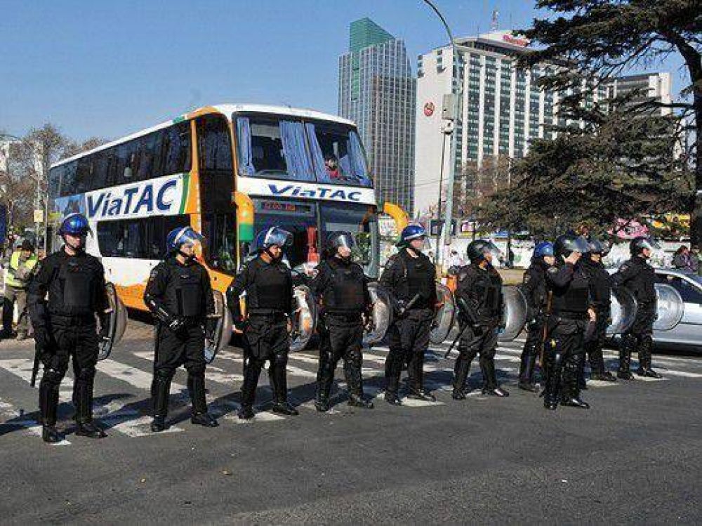 Se levant� el bloqueo a la salida de micros de Retiro
