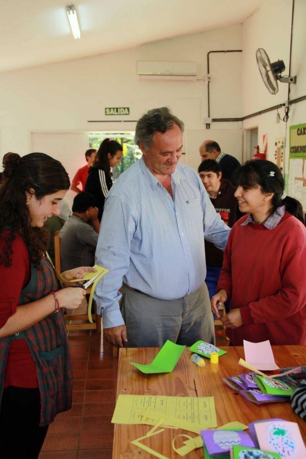 EN SAN MIGUEL, ENTREGARON HUEVOS DE PASCUA A LOS JARDINES MUNICIPALES