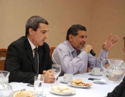 El Gobernador inst� a los j�venes profesionales a hablar de pol�tica