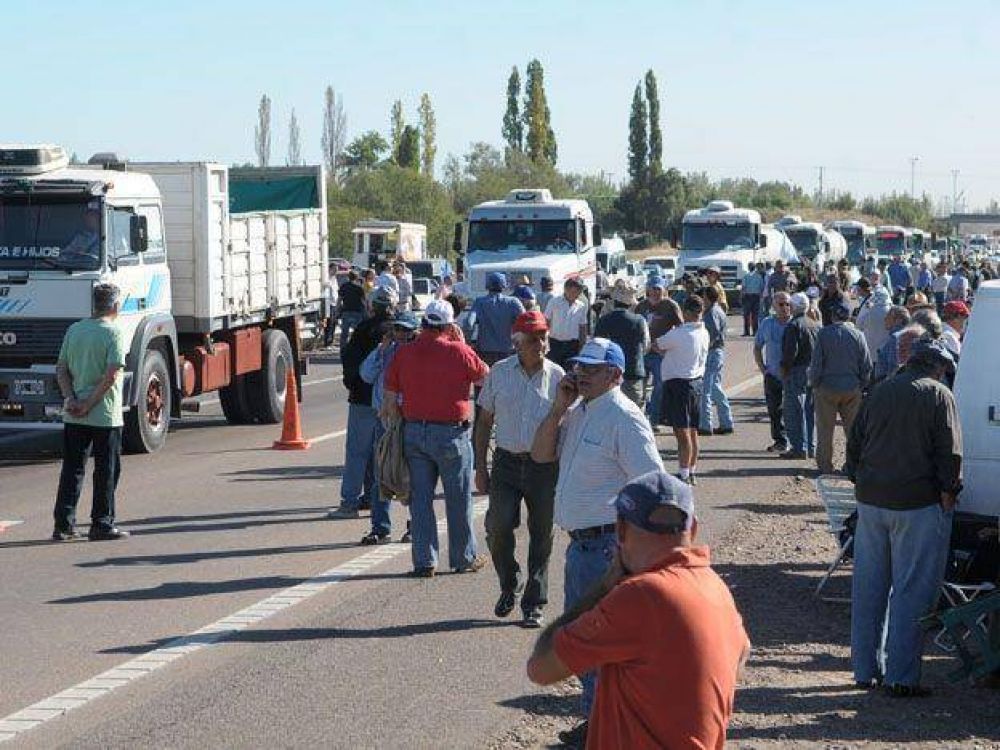 El gobierno neg� avances para el pago a los ex ypefianos y lanz� una dura cr�tica a su conducci�n