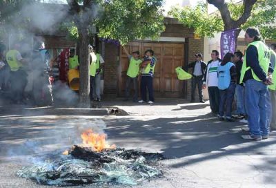 Trabajadores y gremialistas escracharon a Julio San Miguel