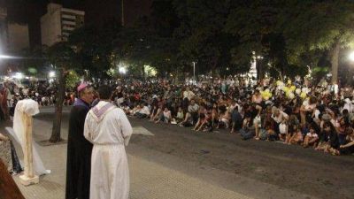 Con renovada devoci�n, miles de fieles se plegaron al V�a Crucis de la Juventud