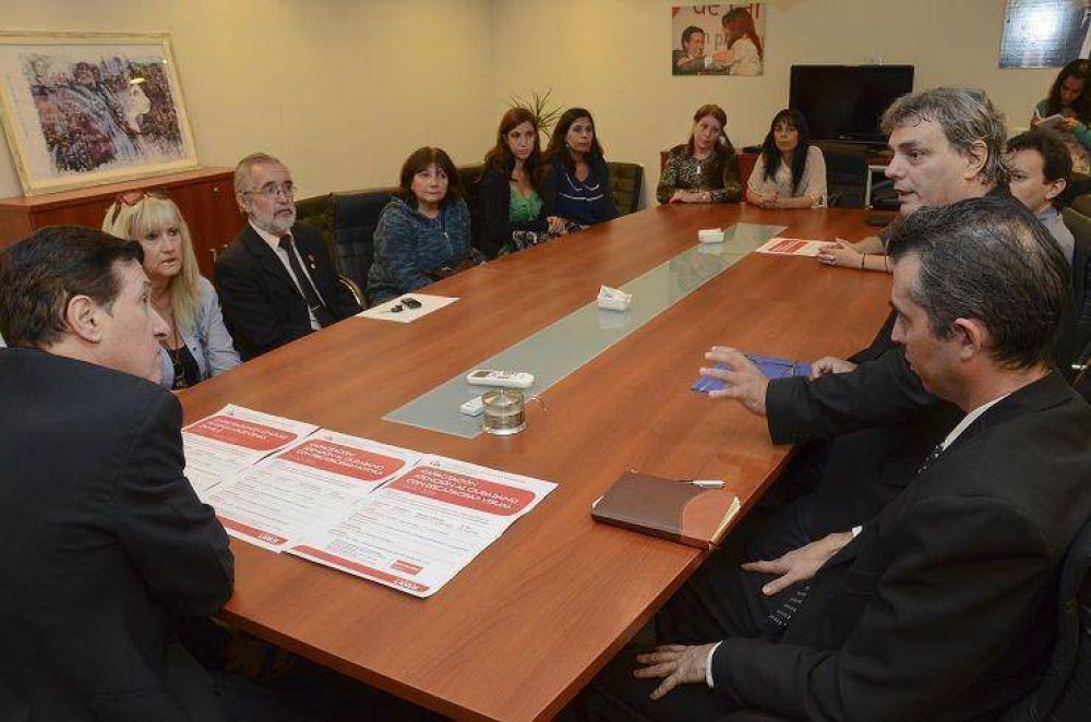 Lan�s: capacitan a trabajadores