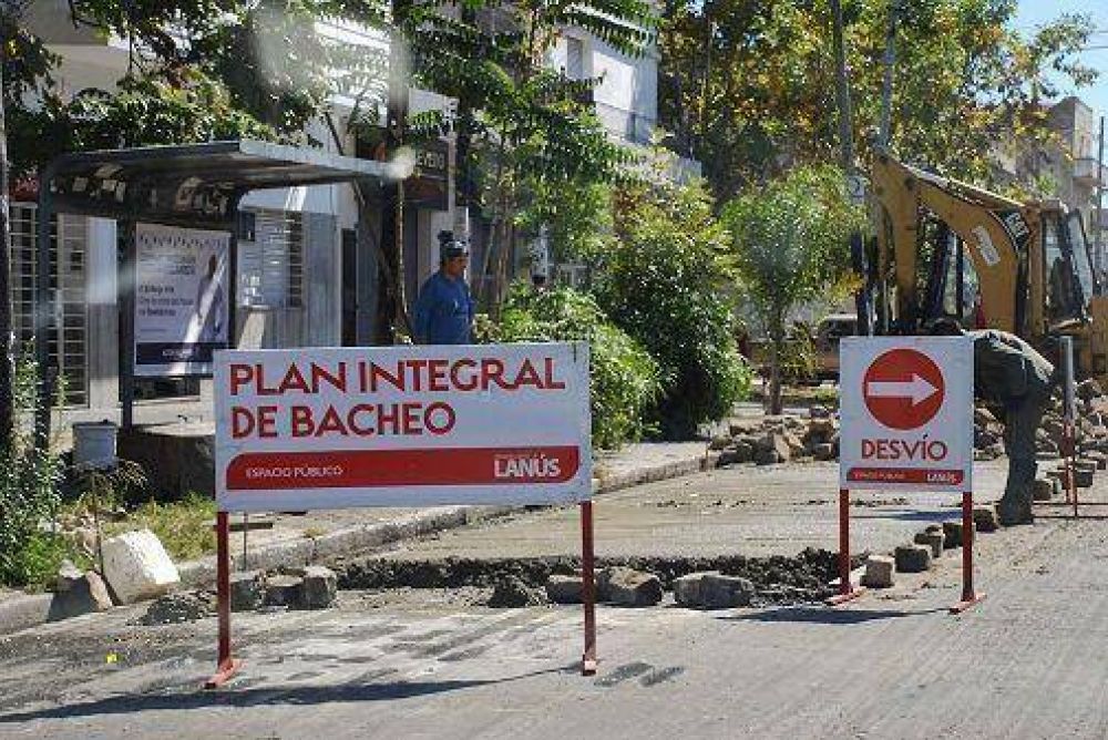 Lan�s: contin�an realizando obras de bacheo y pavimentaci�n