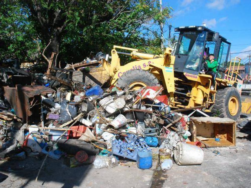 La Comuna limpi� enorme basural