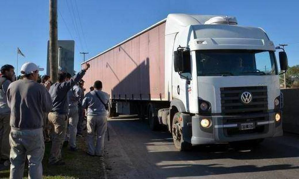 Bloqueo de Camioneros a supermercados comienza a elevar el termostato pol�tico
