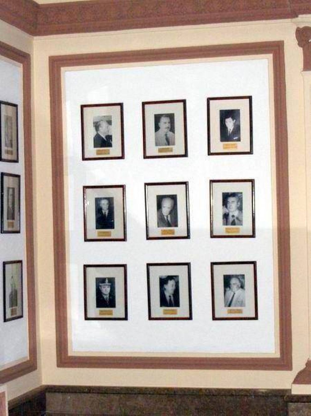 Proponen retirar retratos de los ex intendentes del Proceso militar