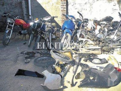 Cay� una "cueva" con motos