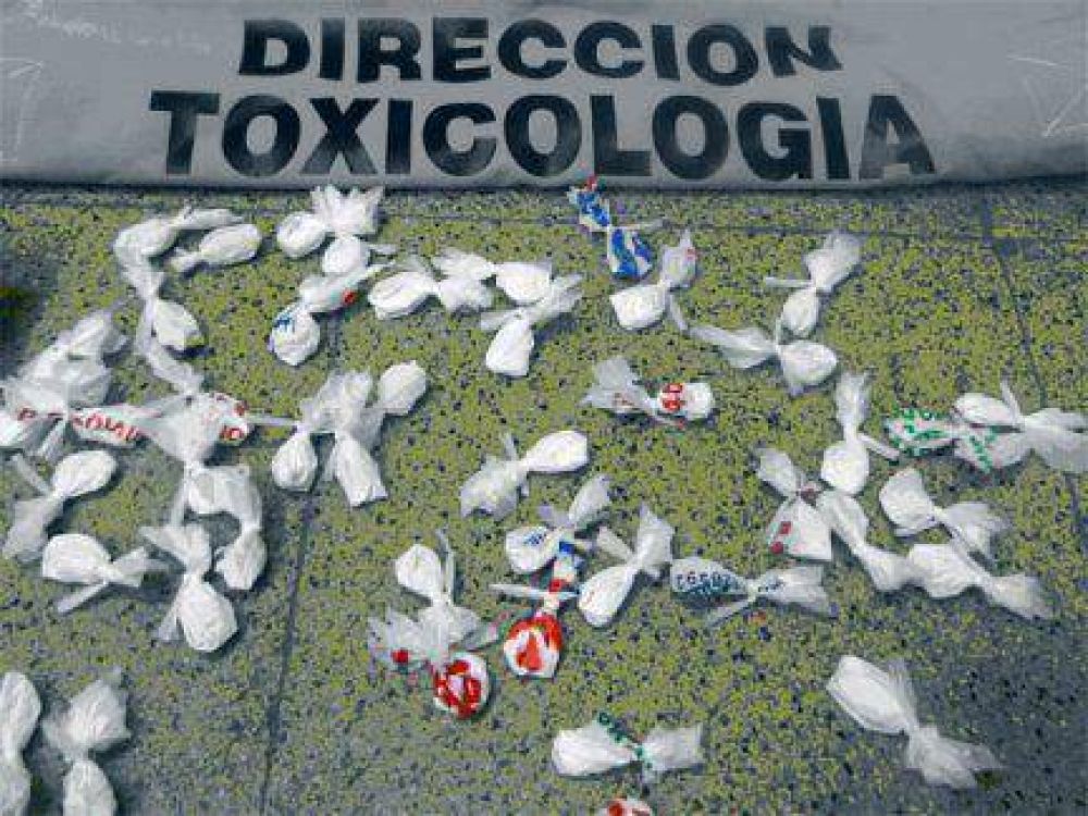 Detuvieron a un hombre que trasladaba coca�na en una motocicleta 