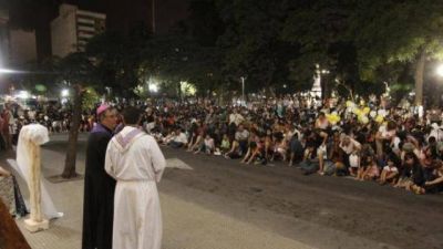 Con renovada devoci�n, miles de fieles se plegaron al V�a Crucis de la Juventud