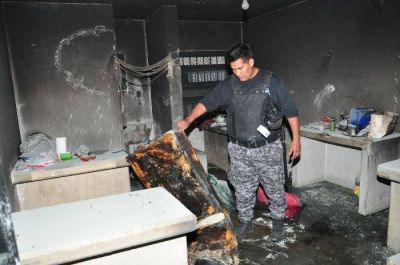 Presos al borde de la muerte por incendio en Roca