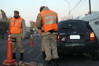 Efectivos de Prefectura patrullan en las calles de Mar del Plata