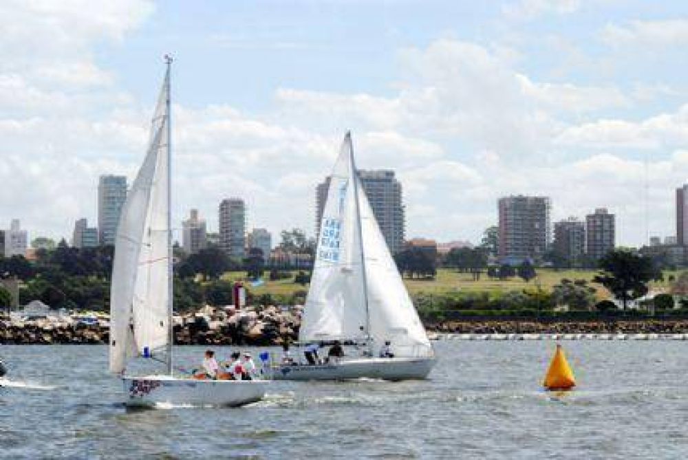 Intensa actividad del yachting en el Club Nautico Mar del Plata.