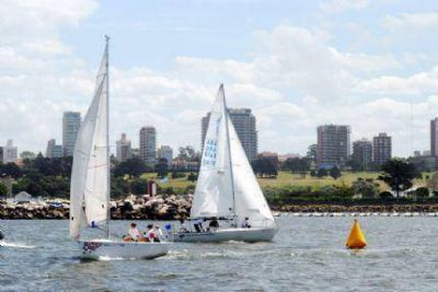 Intensa actividad del yachting en el Club Nautico Mar del Plata.