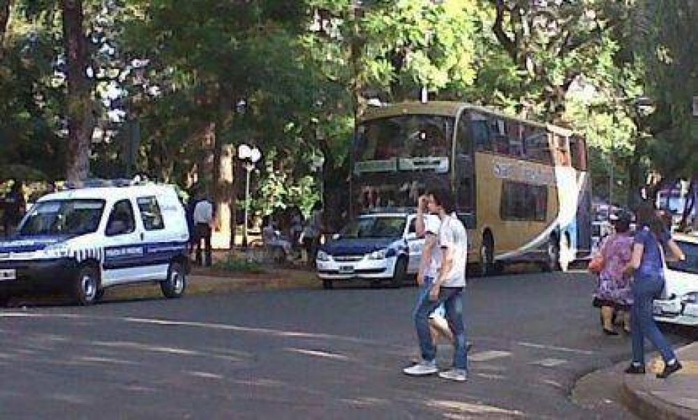 Tareferos de Ober� abandonaron la Plaza 9 de Julio