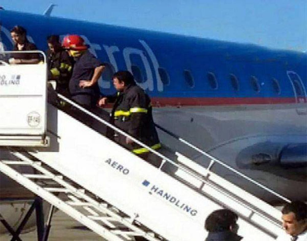 Avi�n de Austral con destino a Jujuy abort� su despegue por una alarma de humo